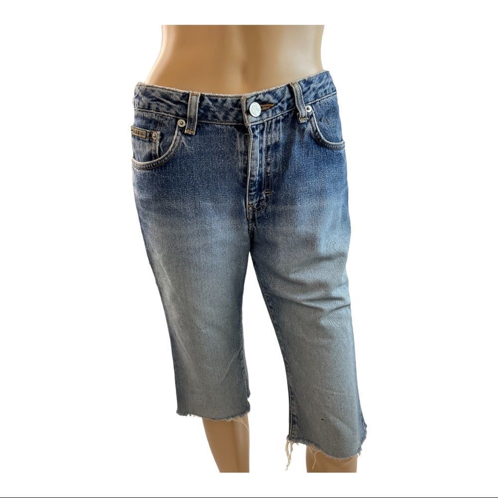 Calvin Klein Jeans Women’s Short distressed Blue Jeans. Size 3.
